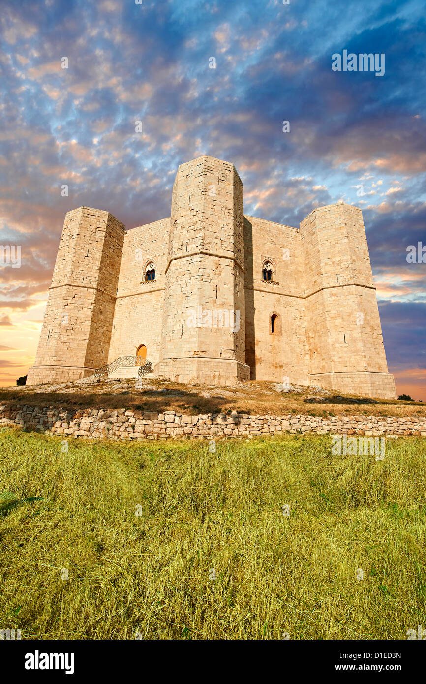 Die achteckige Burg Castel Del Monte, gebaut von Kaiser Frederick II in den vierzigen in der Nähe von Andria in Apulien, Italien Stockfoto