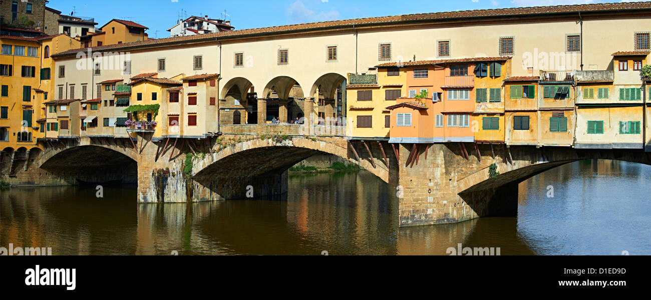 Panoramablick auf die mittelalterliche der Ponte Vecchio ("alte Brücke") überqueren den Fluss Arno im Hiostoric Zentrum von Florenz Stockfoto