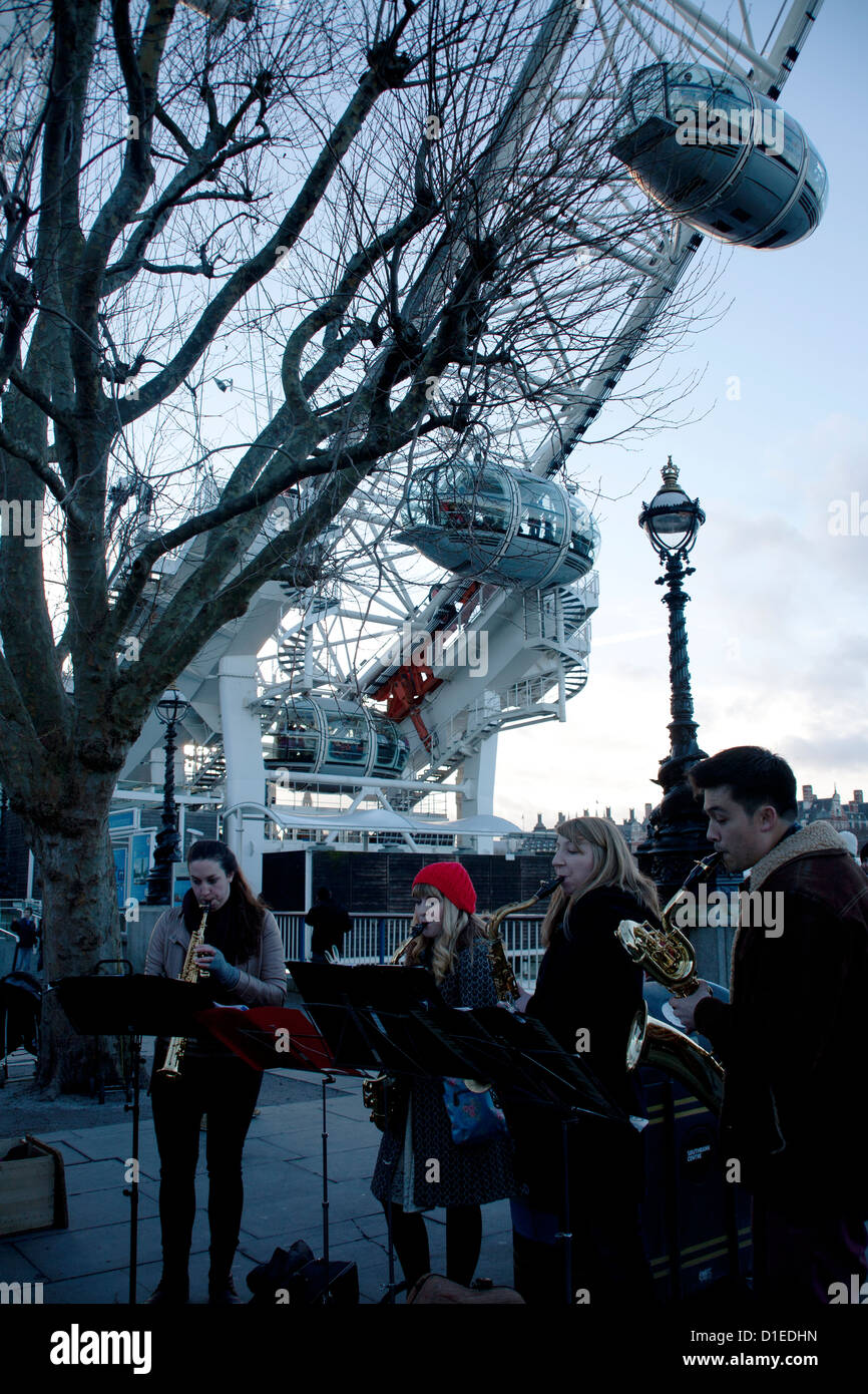 Brass Band spielt unter dem London Eye, Westminster, London, England, Vereinigtes Königreich, Europa Stockfoto