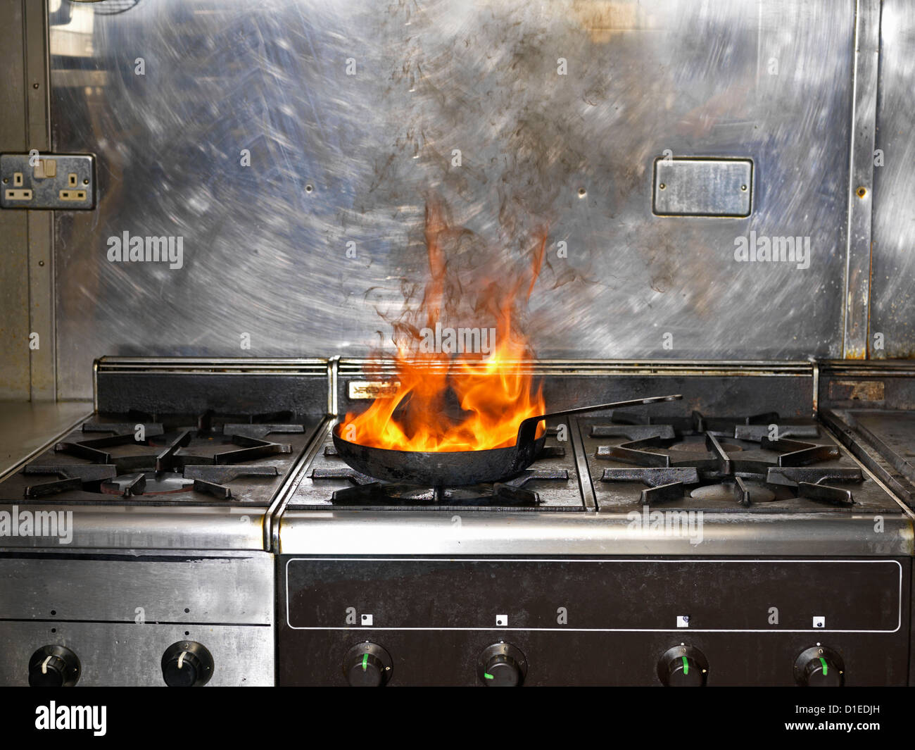 Koch pfanne feuer -Fotos und -Bildmaterial in hoher Auflösung – Alamy