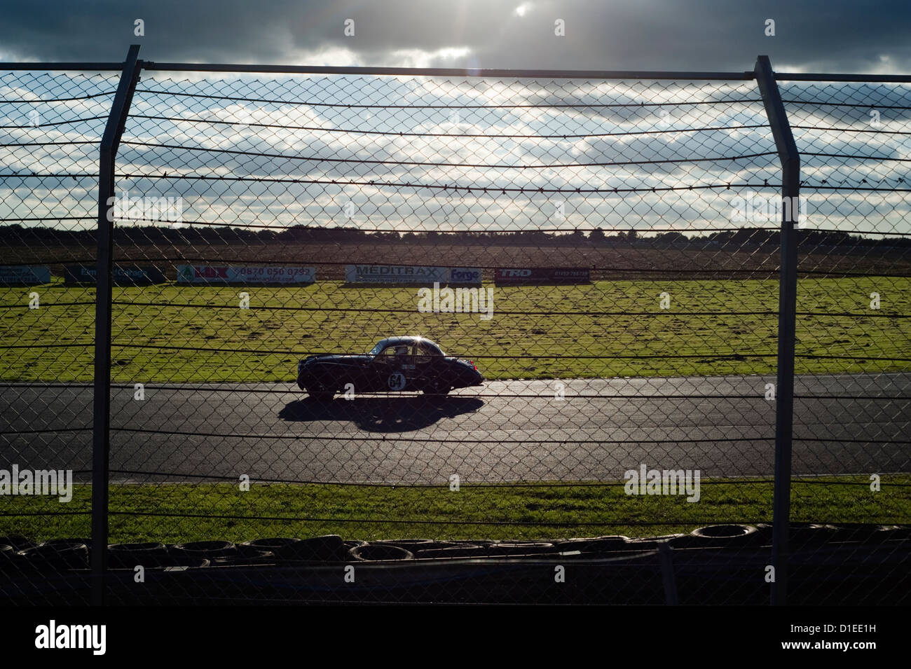Ein 1950er Jaguar Racing am historischen Castle Combe Circuit in Wiltshire, England, UK. Stockfoto
