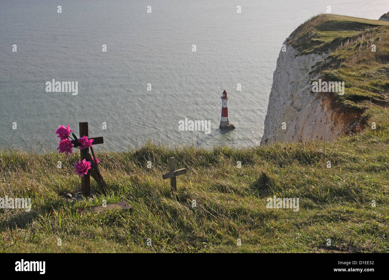 Kreuze und Blumen am Beachy Head Stockfoto