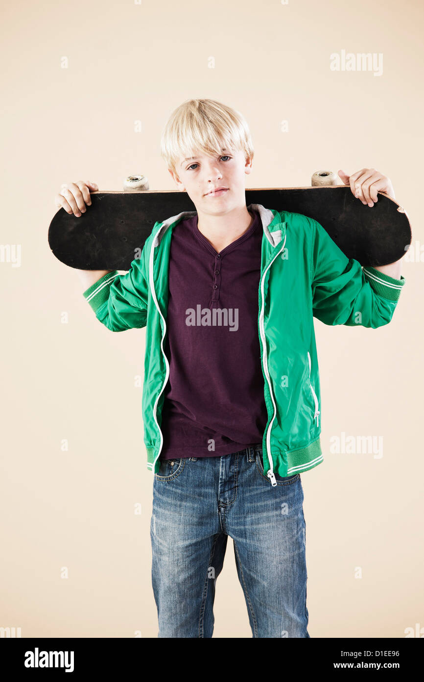 Blonder Junge mit skateboard Stockfoto