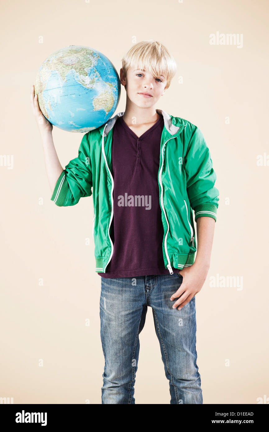 Blonder Junge mit Globus Stockfoto