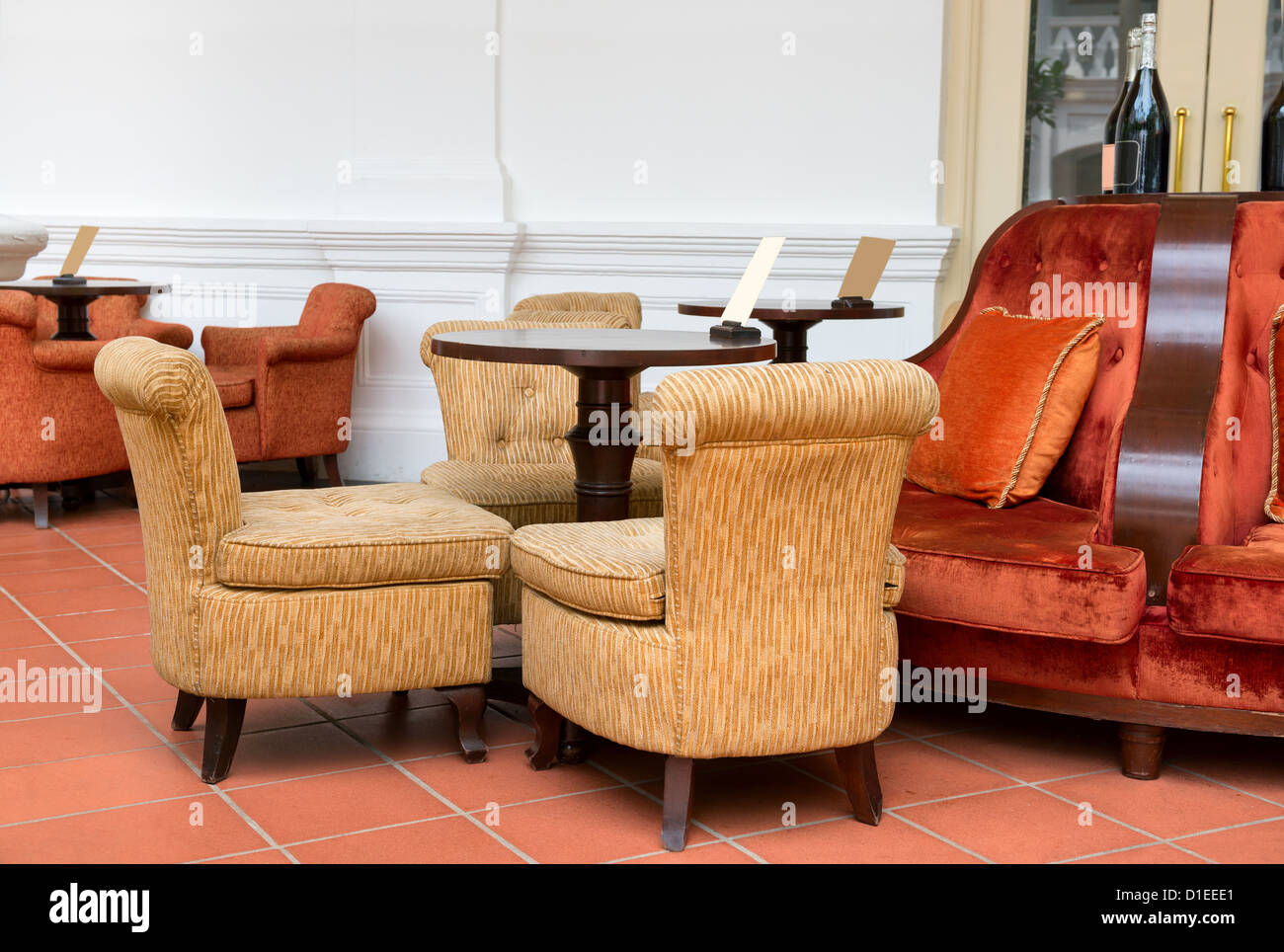 Vintage Café mit einfachen Sesseln, Sofas und Tisch aus Holz Stockfoto