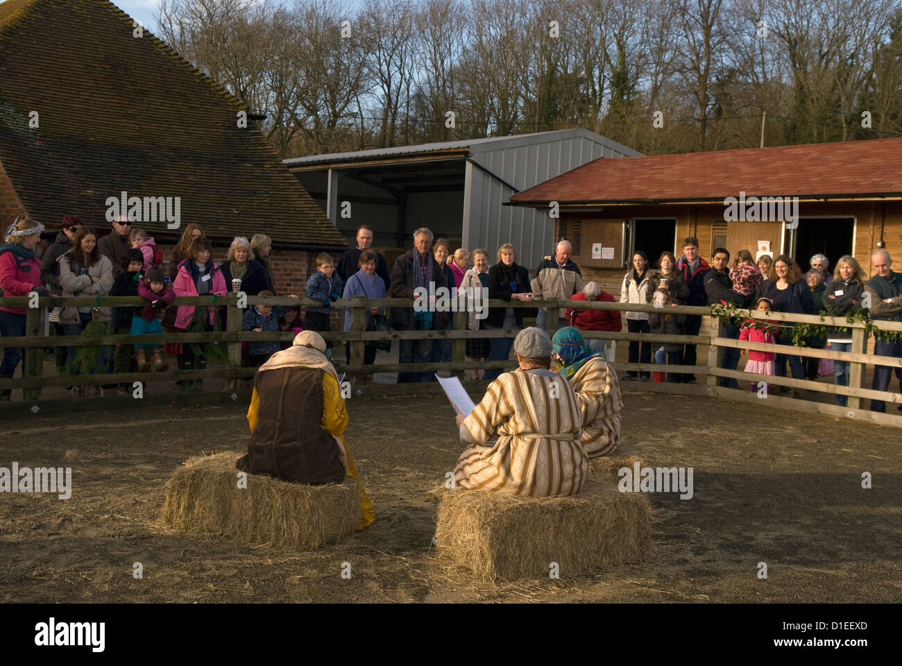 Publikum vor, ein Krippenspiel in einem tierschutzverein Donkey Sanctuary, Surrey, Großbritannien. Stockfoto