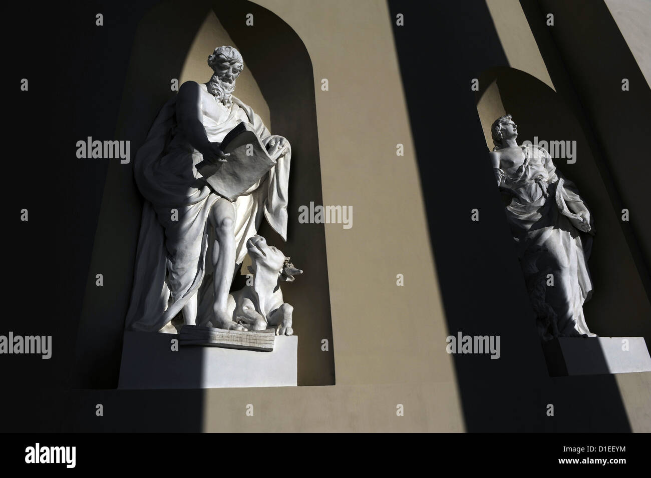 Der Heilige Johannes der Evangelist und Lukas der Evangelist mit der Tetramorph. Skulpturen. Von Tommaso Righi. Kathedrale von Vilnius. Stockfoto