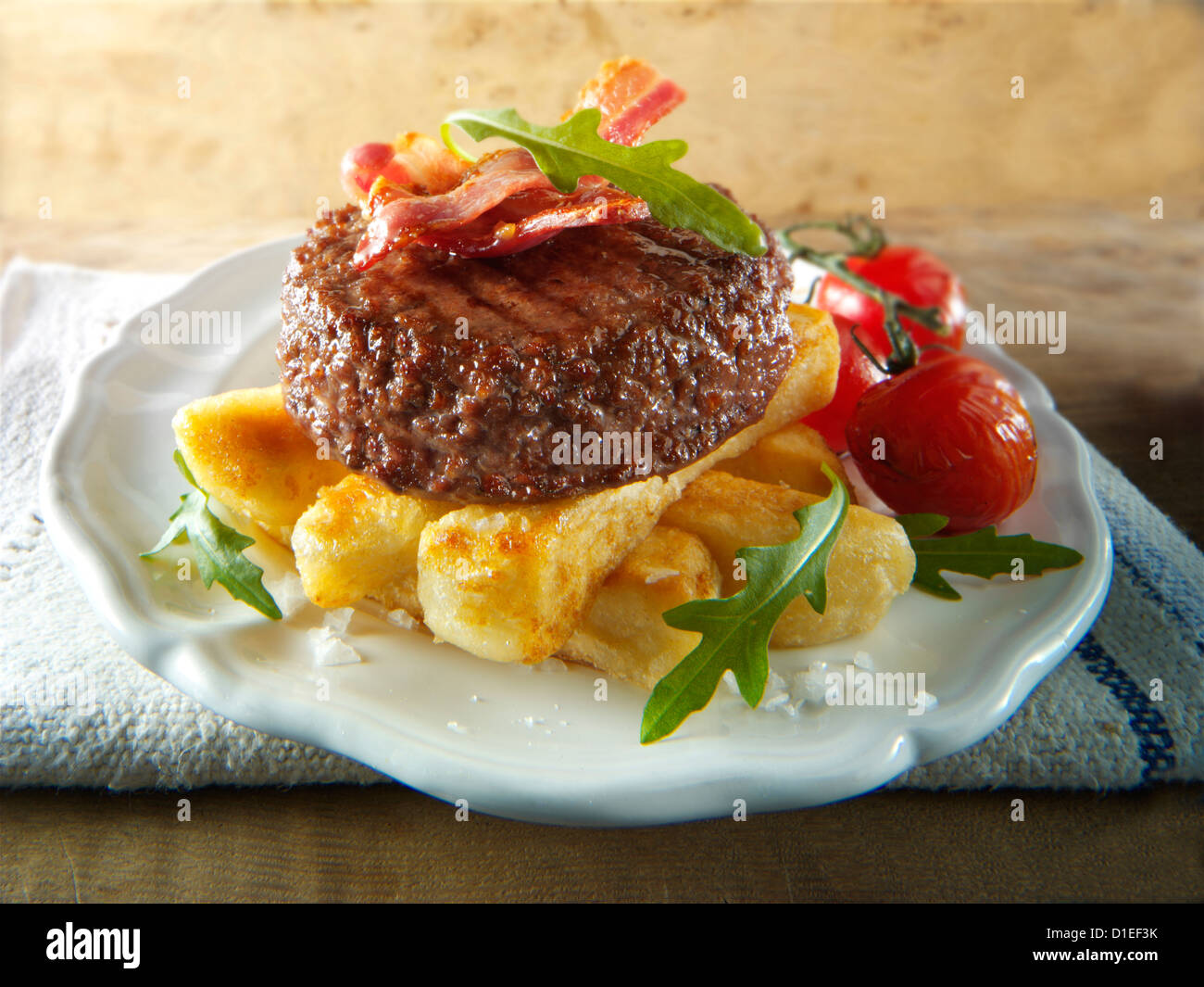 Gegrilltes Rindfleisch-Burger mit klobigen Pommes Frites und Salat Fotos Char. Stockfoto