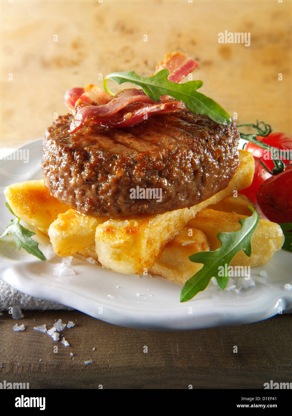 Gegrilltes Rindfleisch-Burger mit klobigen Pommes Frites und Salat Fotos Char. Stockfoto