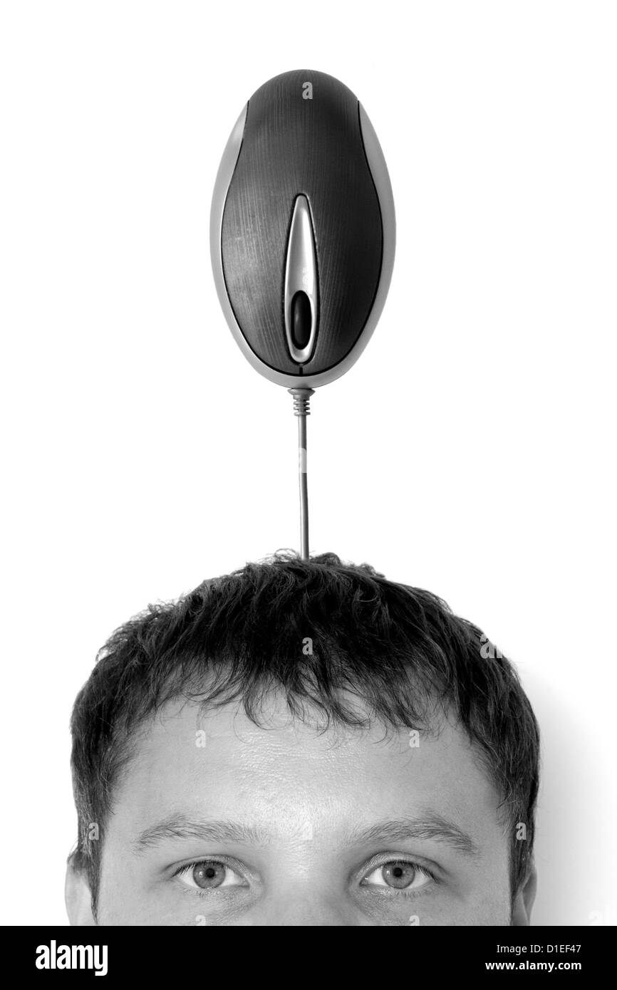 Computer-Maus mit Knoten über Kopf eines jungen Mannes hängen Stockfoto