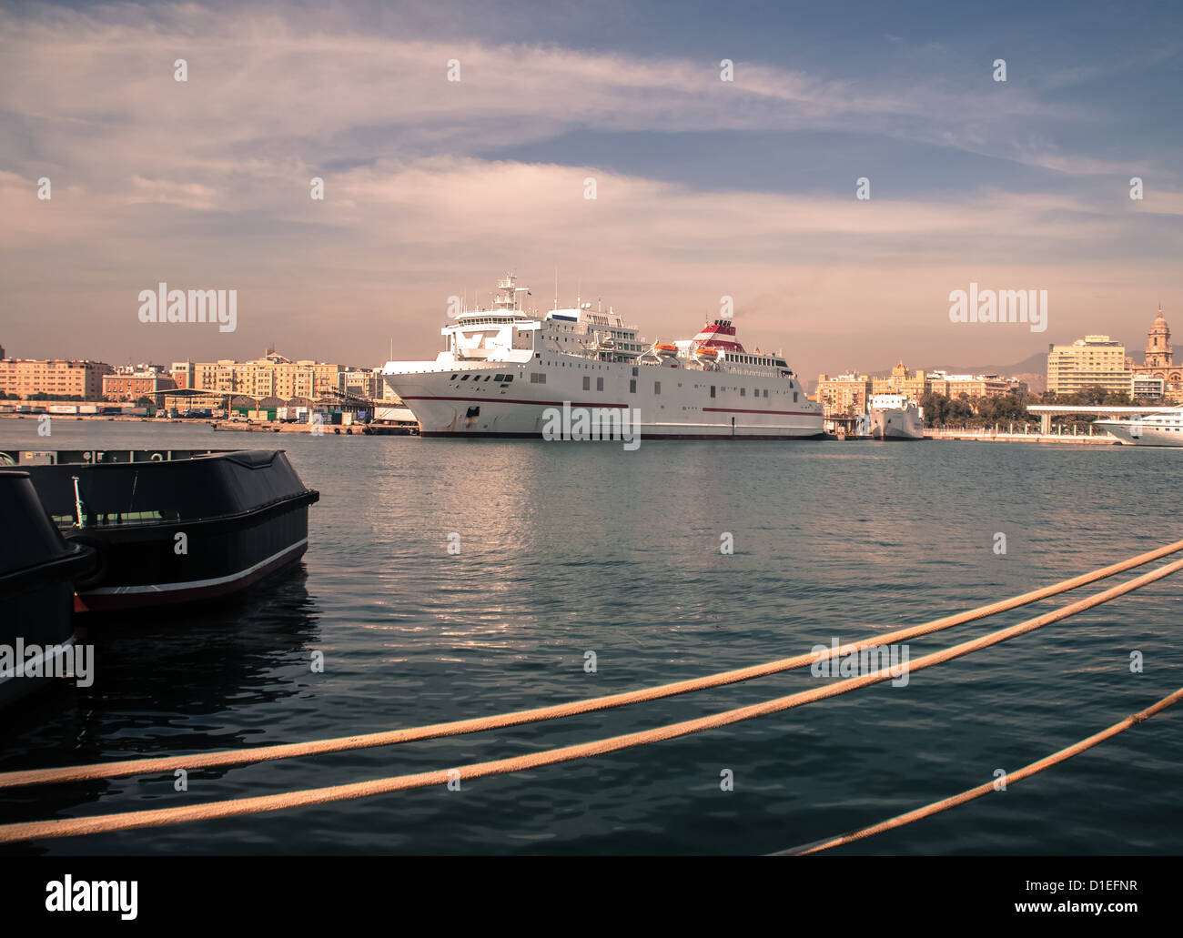 Kreuzfahrtschiff vor Anker im Hafen von Malaga, Spanien Stockfoto