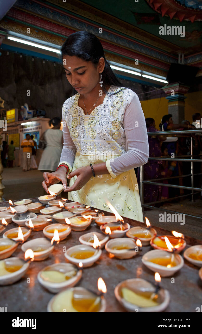 Hindu-Frau Beleuchtung eine Öllampe. Batu-Höhlen. Kuala Lumpur. Malaysien Stockfoto