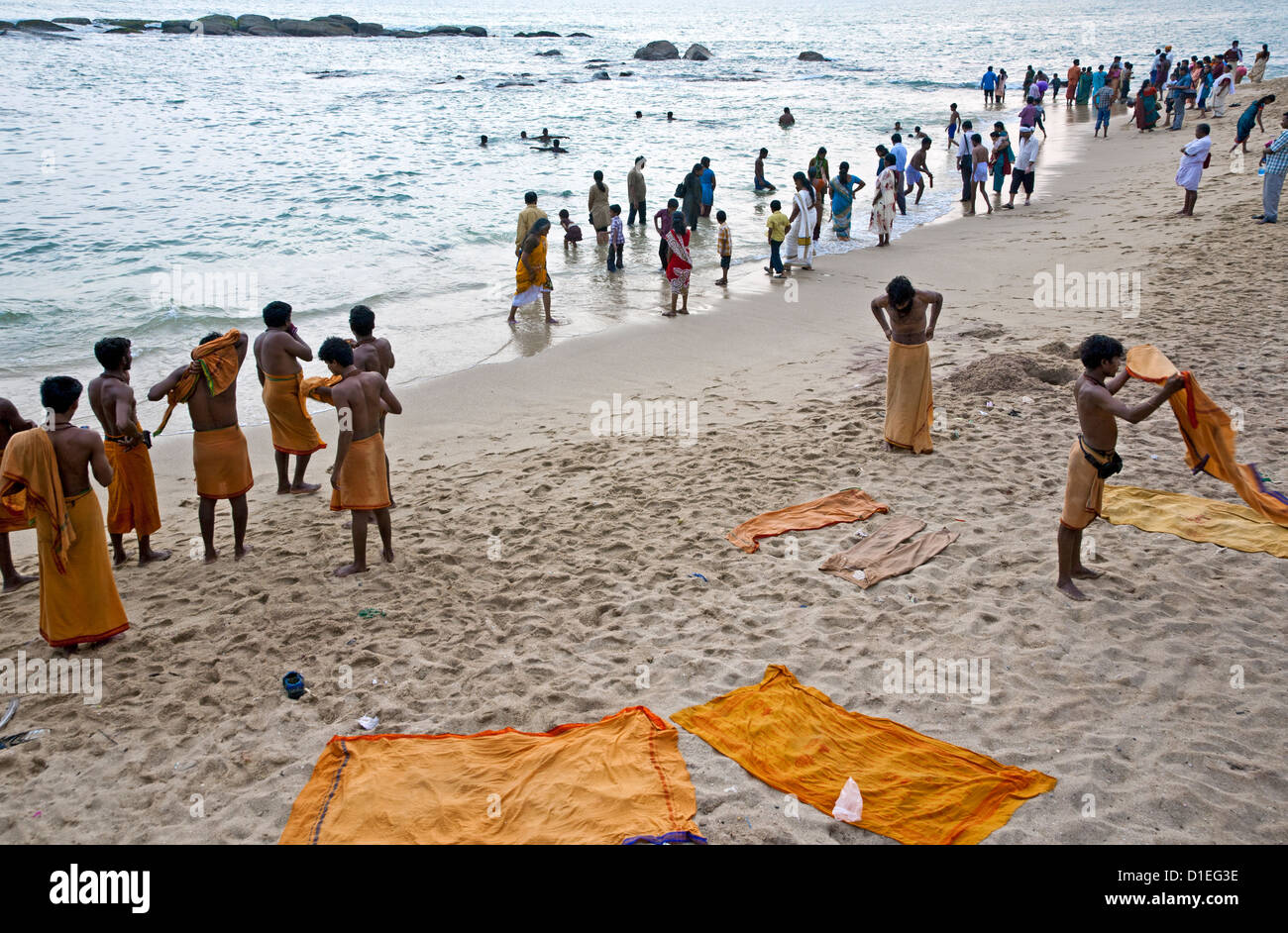 Hindu-Pilger im Meer baden. Kanyakumari. Indien Stockfoto