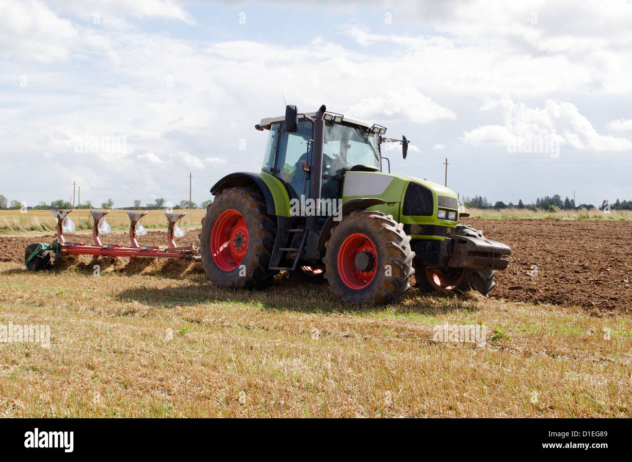 schwere Maschinen-Traktoren, landwirtschaftlichen Bereich im Herbst Pflügen. Stockfoto