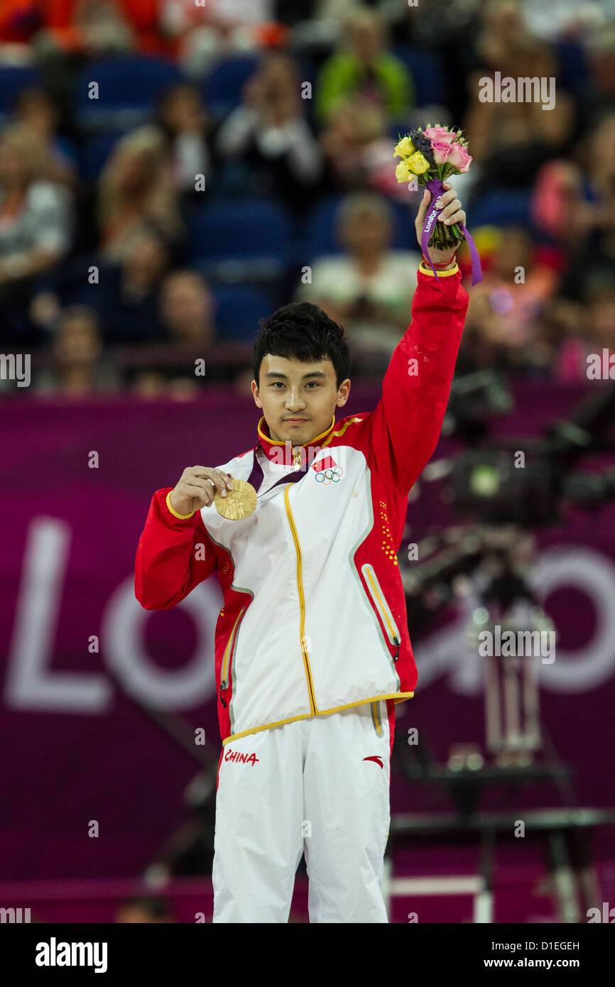 Feng Zhe (CHN) Gewinner der Goldmedaille in der Herren Barren Finale bei der Olympischen Sommerspiele 2012, London, England. Stockfoto