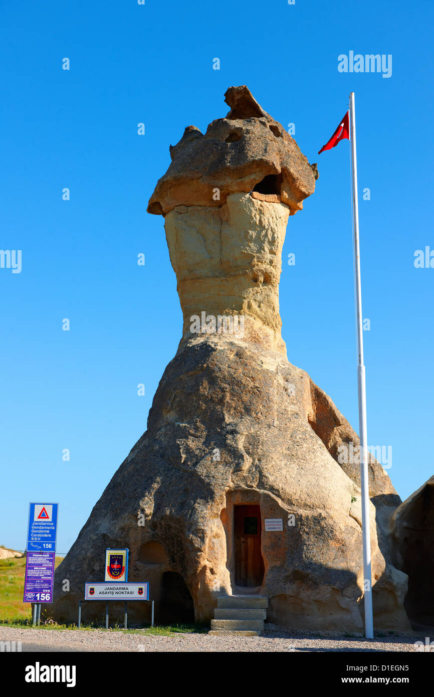 Fee Schornsteine Polizeistation in der Nähe von Zelve, Cappadocia Türkei. Felsformationen vulkanischen Büschel Stockfoto
