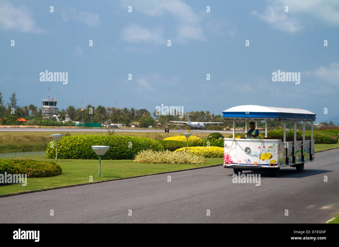 Shuttle-Fahrzeug im Ko Samui International Airport in der Nähe von Chaweng auf der Insel Ko Samui, Thailand. Stockfoto