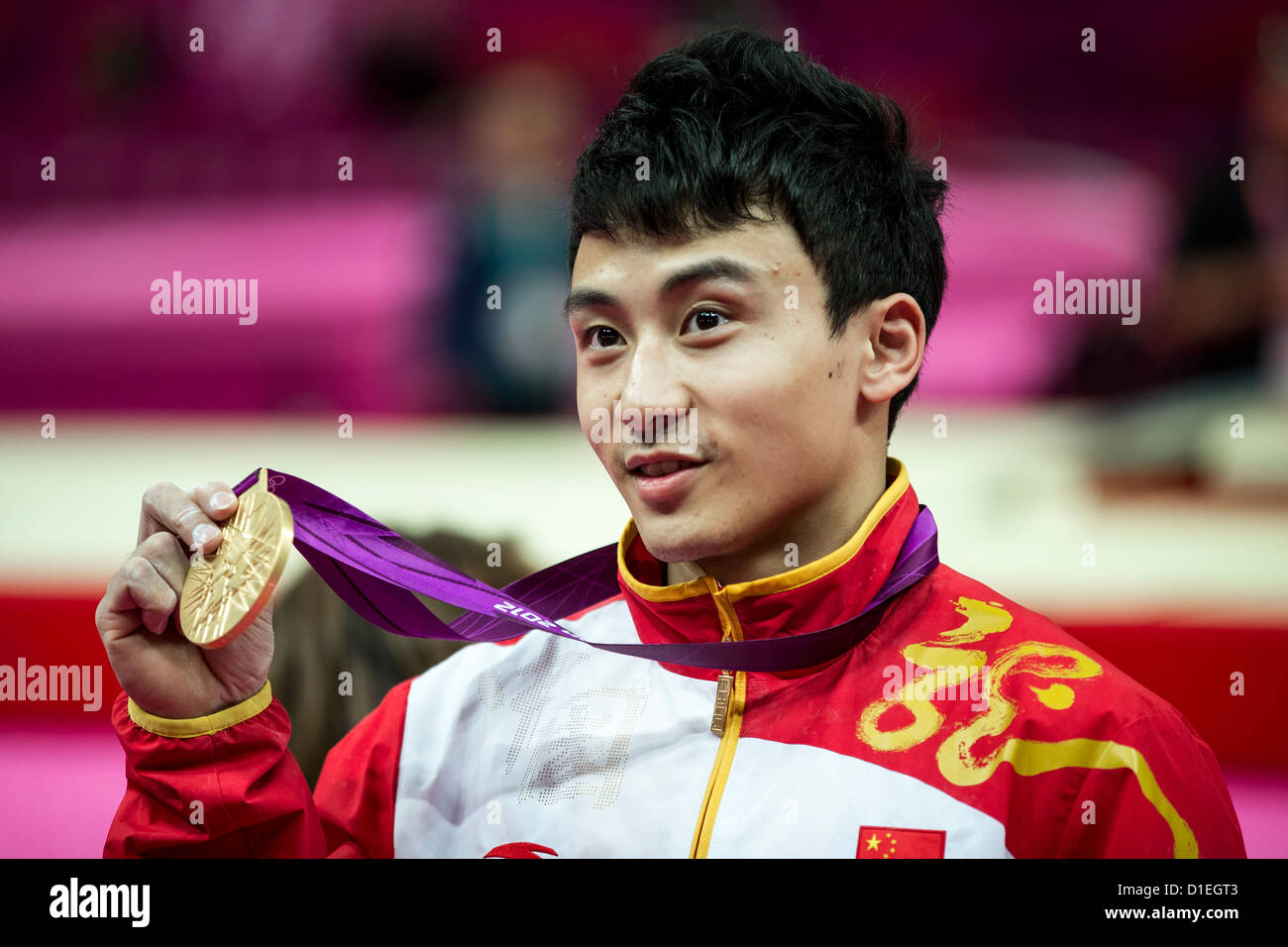 Feng Zhe (CHN) - C - Gewinner der Goldmedaille in der Herren Barren Finale bei der Olympischen Sommerspiele 2012, London, England. Stockfoto