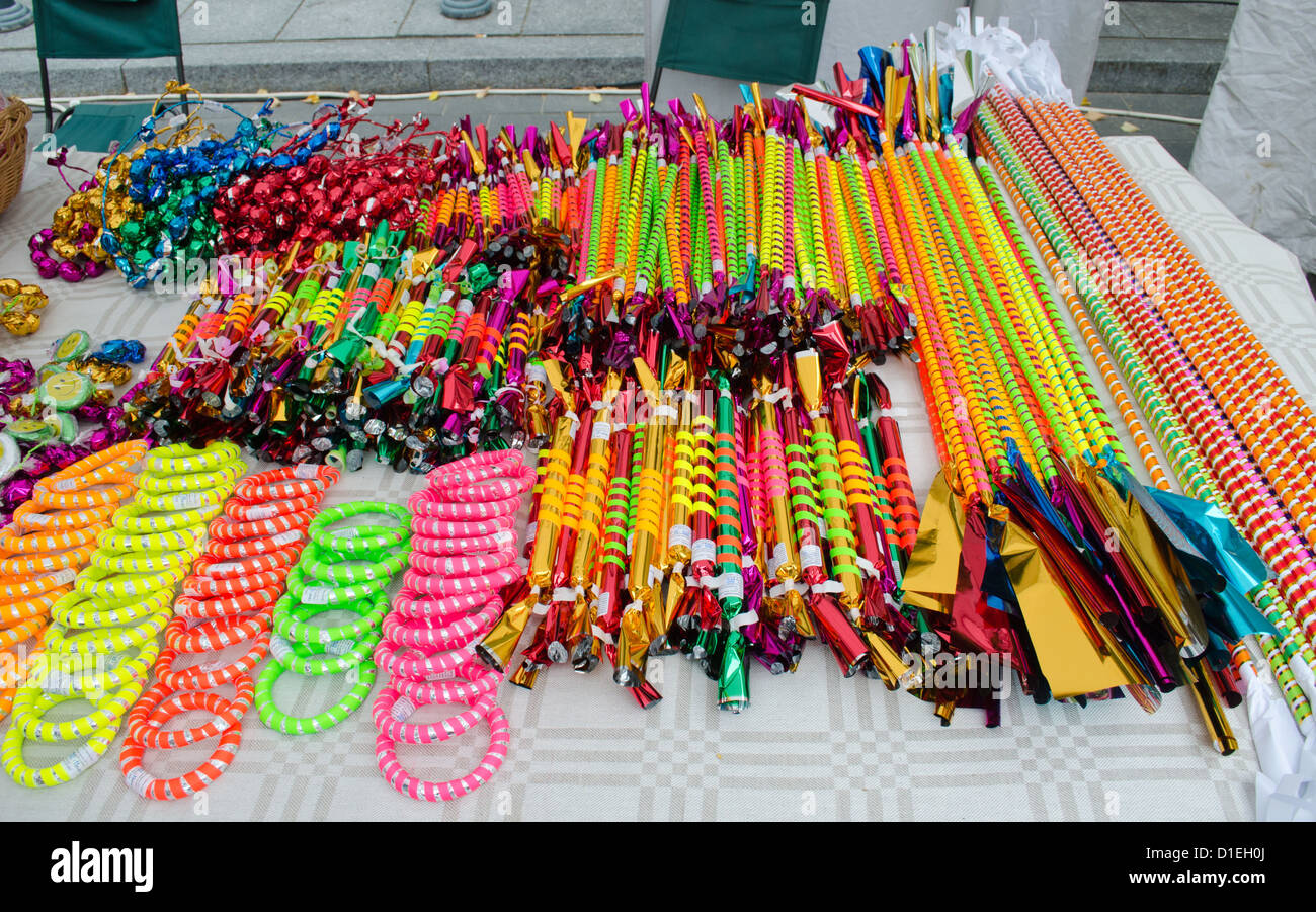 lange Runde leckere Bonbons verpackt in schönen farbiges Papier. Sommer im freien Straßenfest. Stockfoto