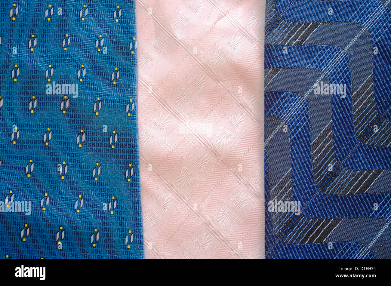 Drei Krawatte Krawatte Schals Textur Muster Hintergrund. Blau und rosa Material Mode nähen. Stockfoto