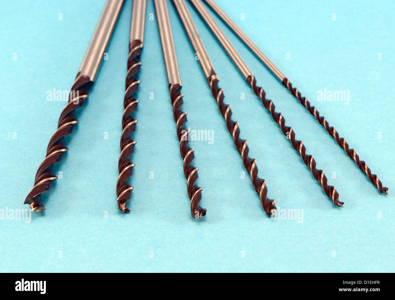 Verschiedene Größe metallischen Holz Bohrer für Holz auf blauem Hintergrund Stockfoto