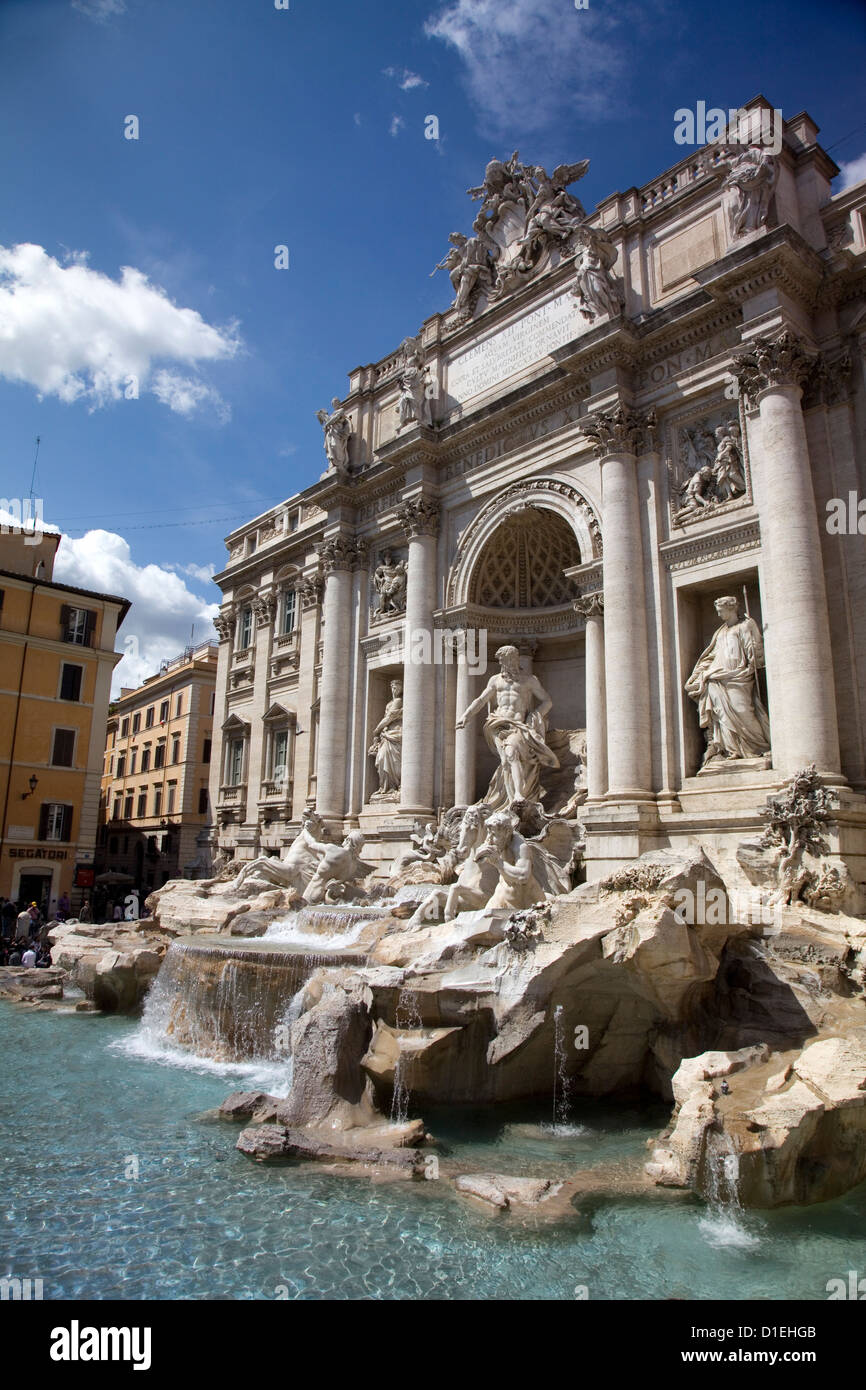 Trevi-Brunnen (Fontana di Trevi) in der Trevi Rione in Rom, Italien. Stockfoto