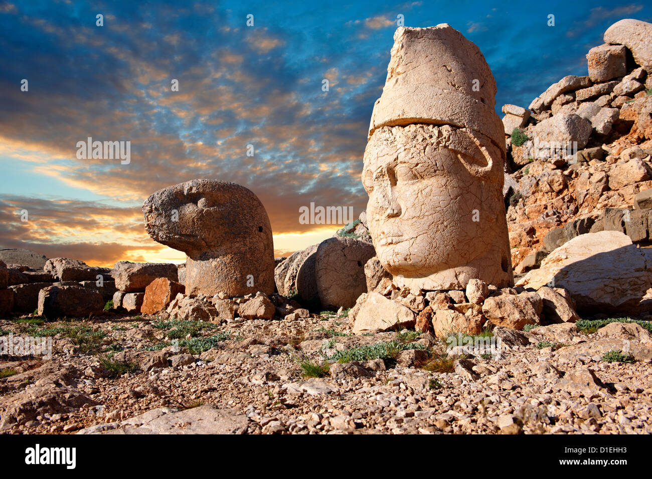 Statuen von um das Grab von Kommagene König Antochus 1 auf der Oberseite Mount Nemrut, Türkei. Stockfoto