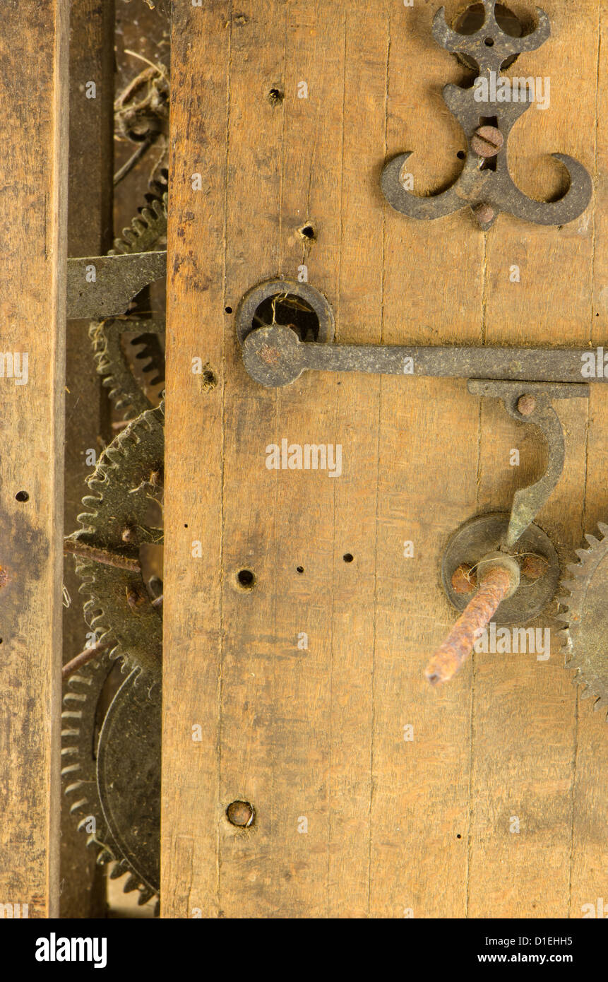 Retro-hölzerne Grunge Uhr Box und Mechanismus Zahnrad Rückstände closeup Stockfoto
