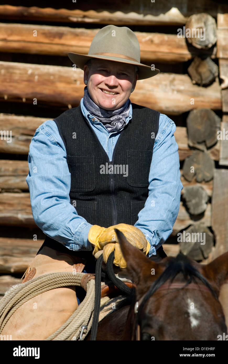 Frau auf einem Pferd auf einer Ranch im östlichen Oregon. Stockfoto