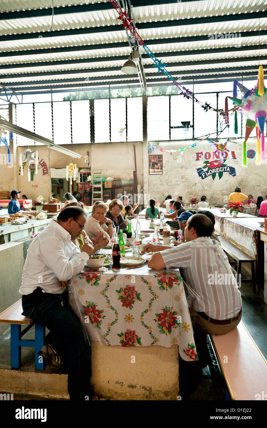festliche Szene als mexikanische Familien sitzen an langen Tischen für Samstag Comida Essen zu Weihnachten dekoriert Restaurant in Merced Markt Stockfoto