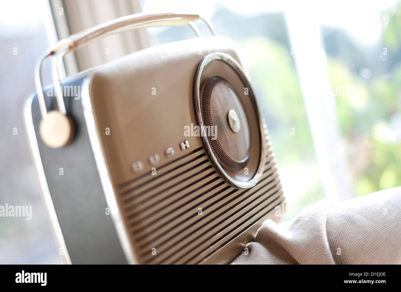 Retro-Stil tragbares Radio auf Lounge Sofa sitzen Stockfoto