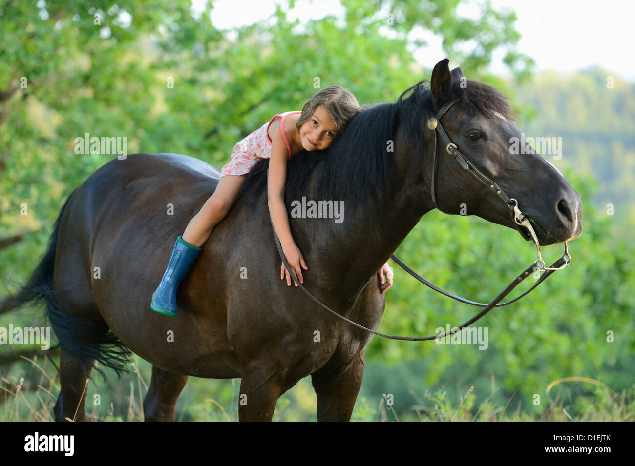 Mädchen auf Pferd liegend Stockfoto
