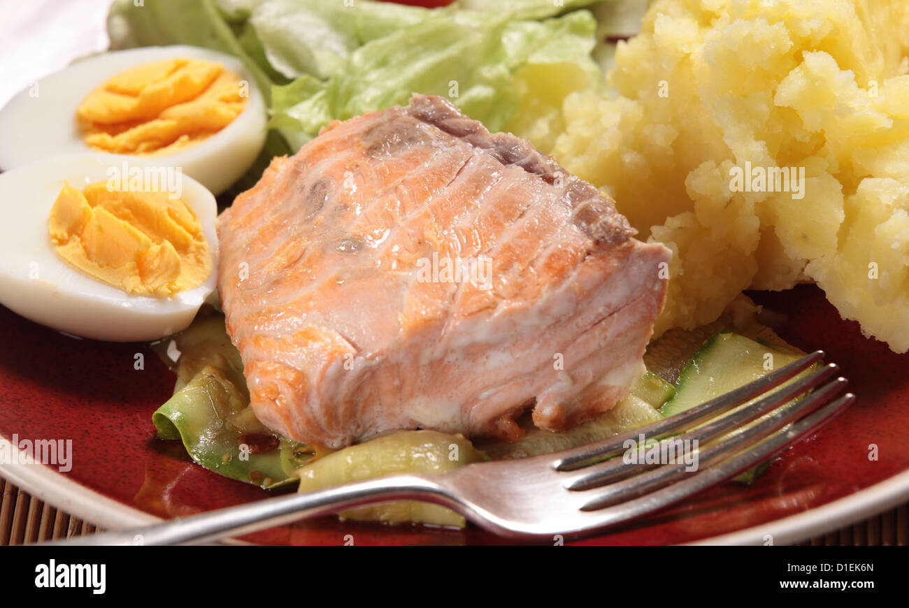 Gegrillter Lachs auf Splitter aus gebratenen Cougette mit einem gekochten Ei, Salat und Kartoffelpüree serviert Stockfoto