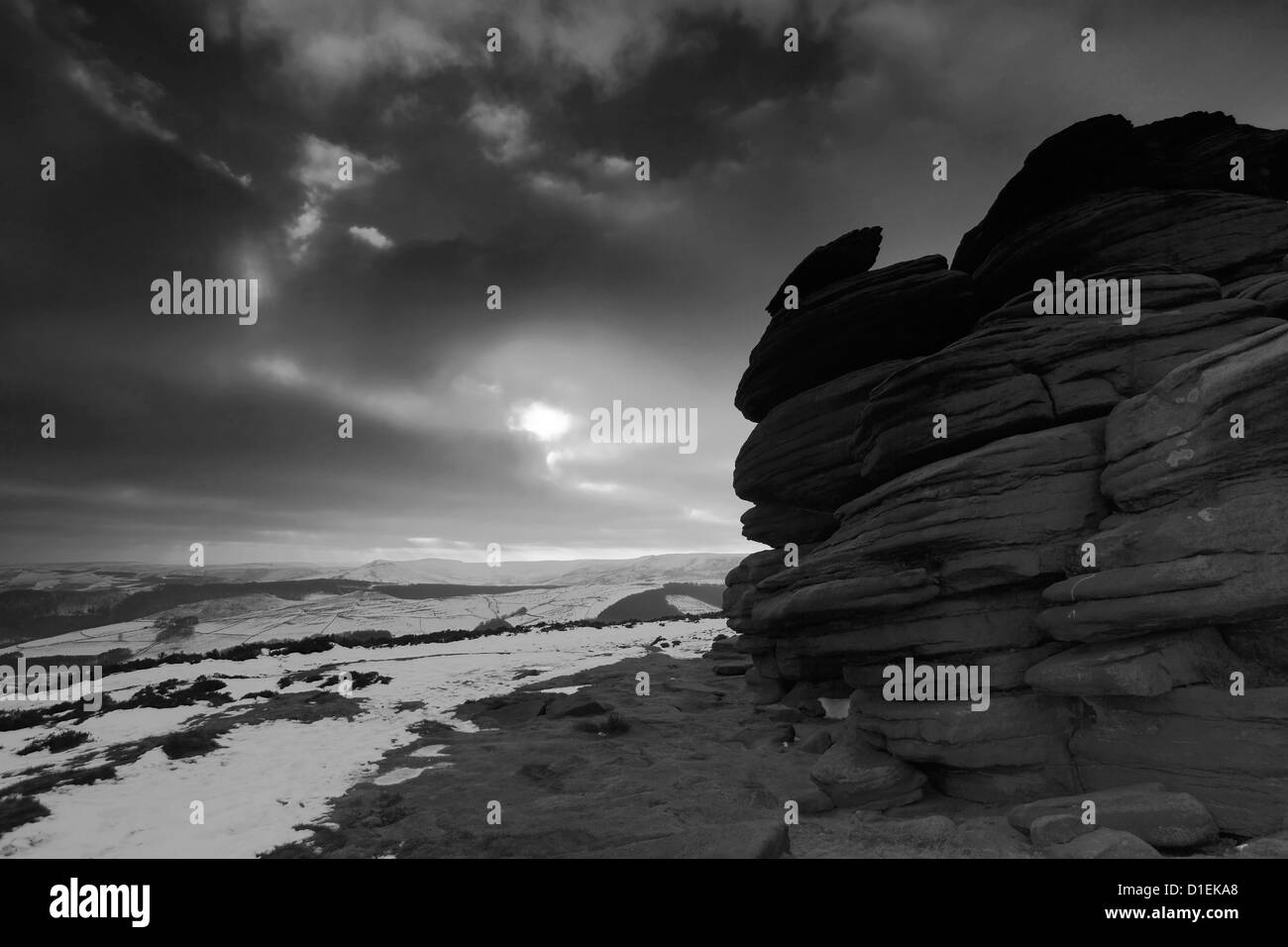 Schwarz / weiß-Panorama-Bild, Winter am Dovestone Tor, Upper Derwent Valley, Peak District National Park, Derbyshire Stockfoto