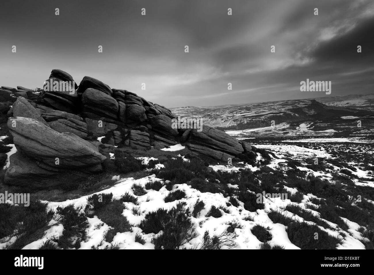 Schwarz und weiß, Winter auf den Hurkling Steinen, Derwent Moors, obere Derwent Valley, Peak District National Park, Derbyshire Stockfoto