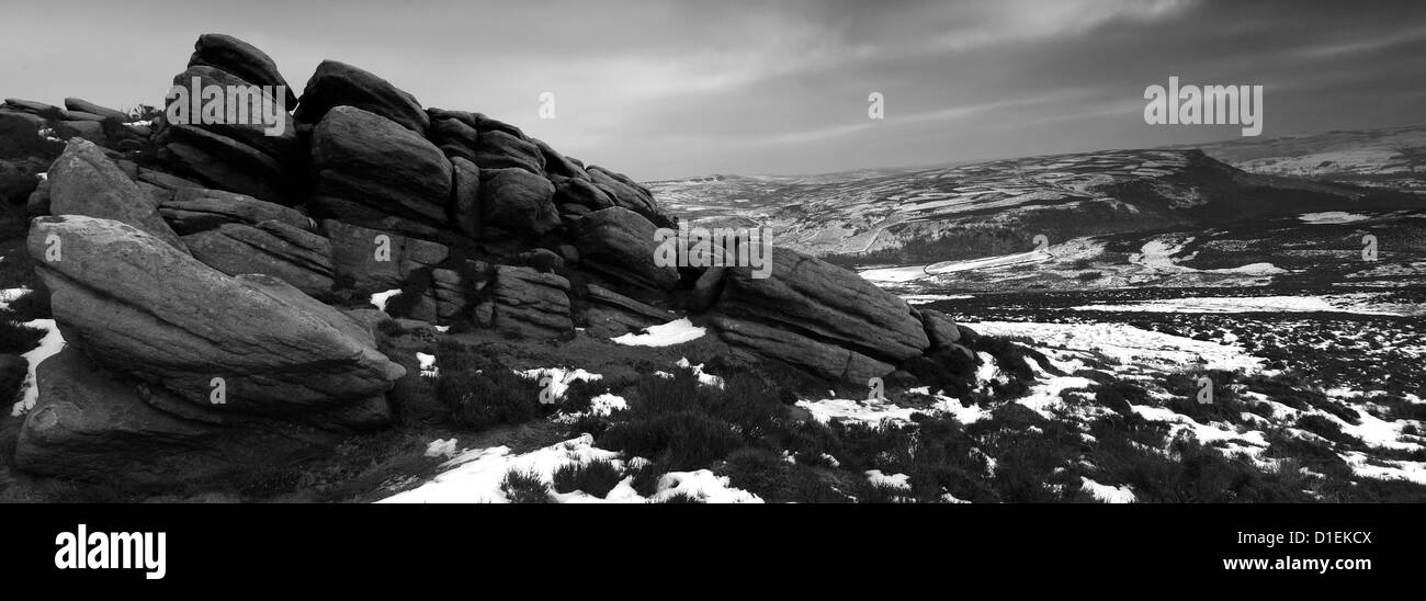 Schwarz und weiß, Winter auf den Hurkling Steinen, Derwent Moors, obere Derwent Valley, Peak District National Park, Derbyshire Stockfoto