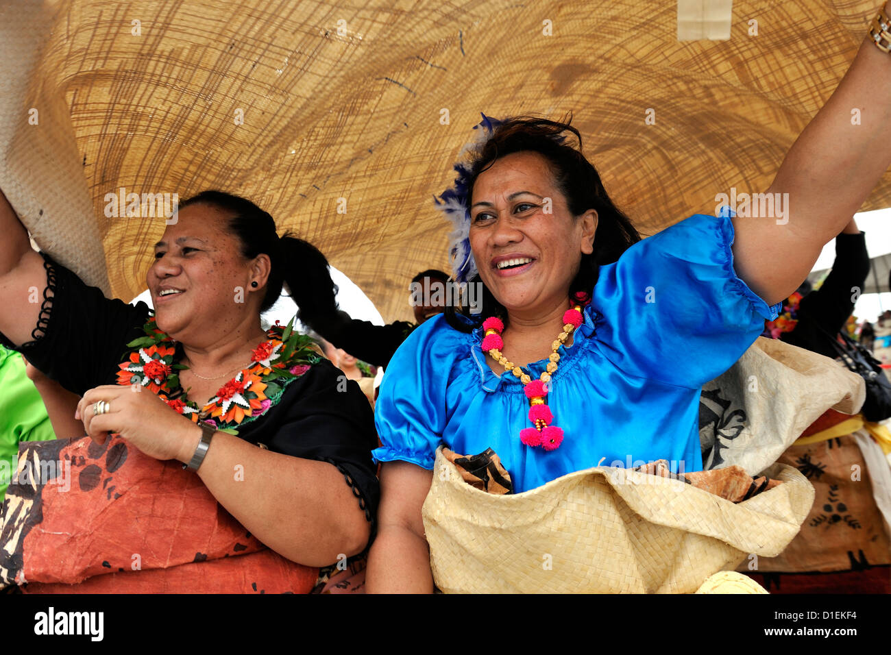 Frauen tragen Ngata Matte aus der Königin-Mutter Dorf als Geschenk für die Familie der Braut vor der Hochzeit des Kronprinzen, Tonga Stockfoto