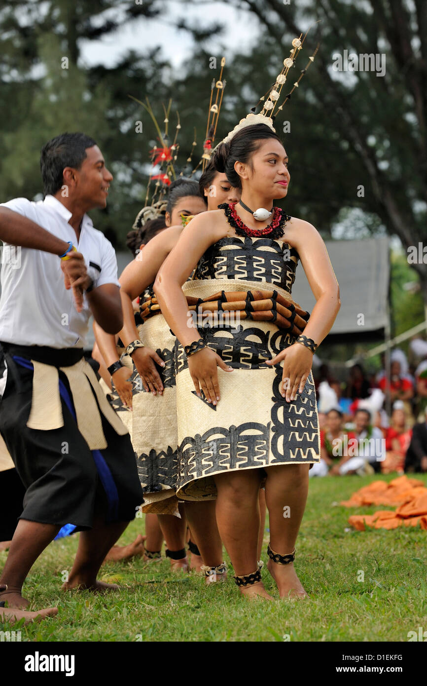Darsteller für den Kronprinzen und seine Braut bei einer traditionellen kulturellen Zeremonie vor der königlichen Hochzeit in Tonga zu tanzen Stockfoto