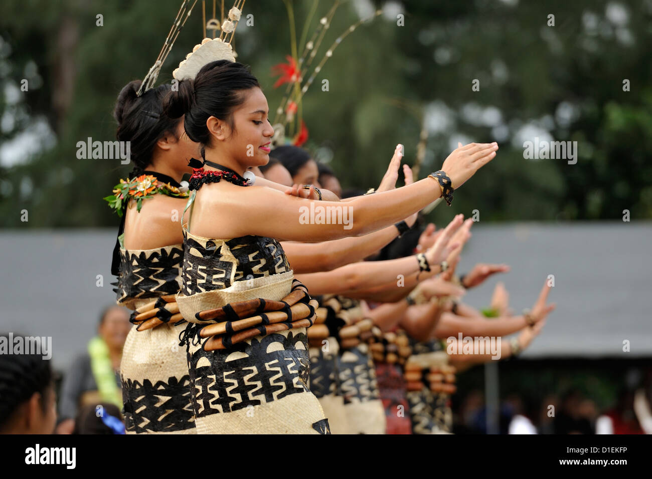 Darsteller für den Kronprinzen und seine Braut bei einer traditionellen kulturellen Zeremonie vor der königlichen Hochzeit in Tonga zu tanzen Stockfoto