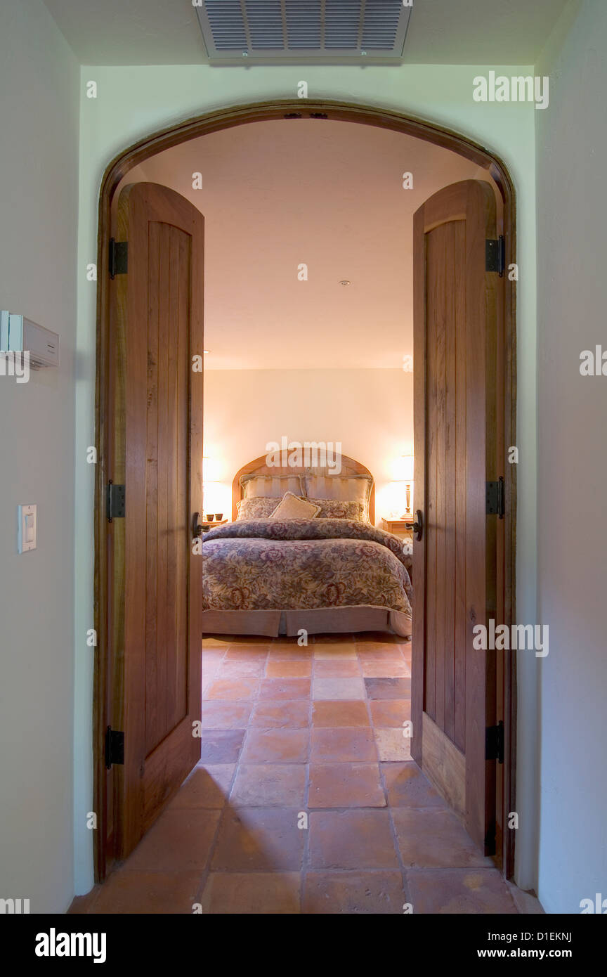 Blick aus einem Schlafzimmer durch die Tür Stockfoto