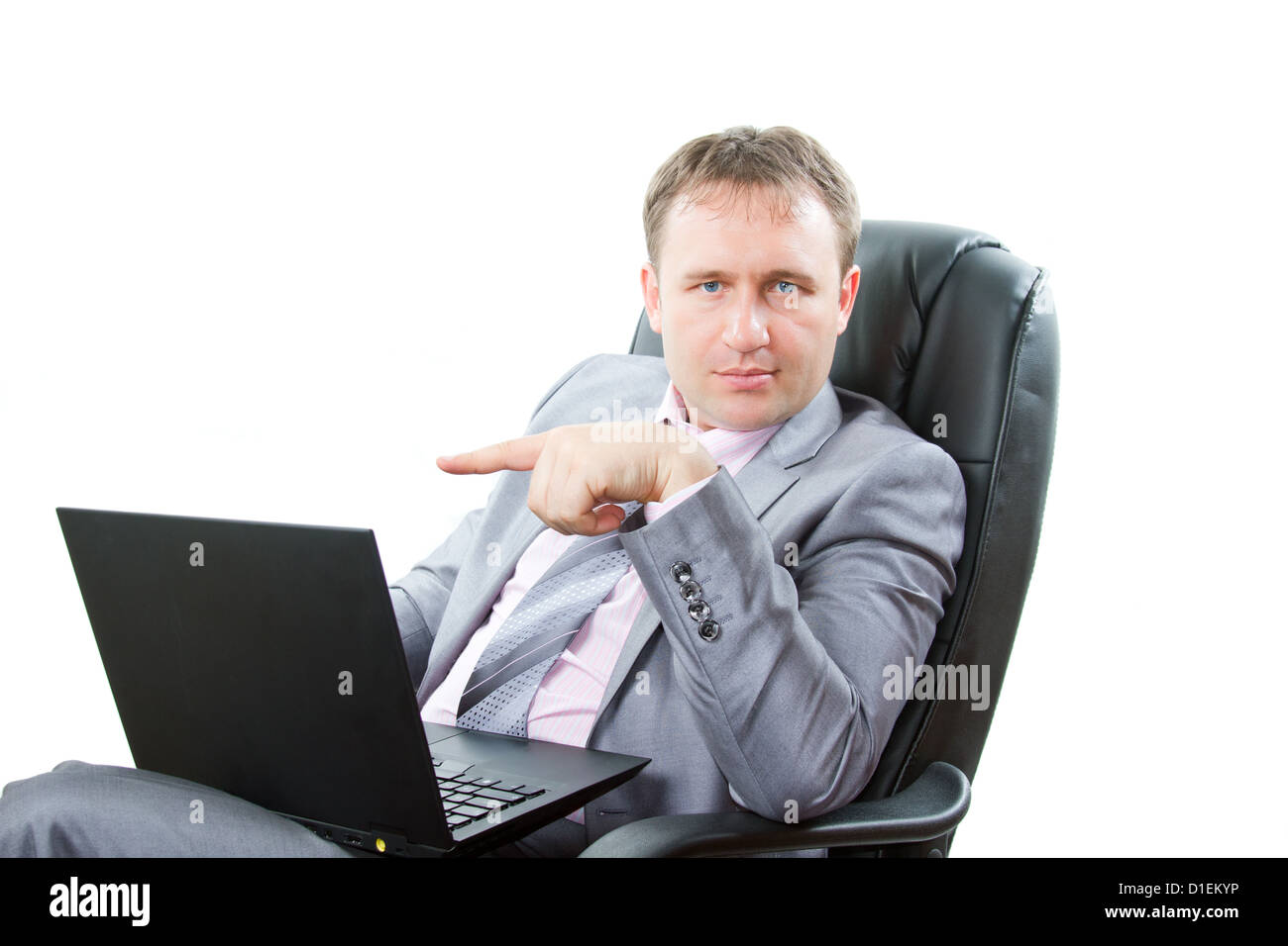 Porträt der schönen Geschäftsmann mit Laptop zeigt Daumen hoch Geschäft auf weißem Hintergrund. Wirtschaft und Finanzen. Mehr davon Stockfoto