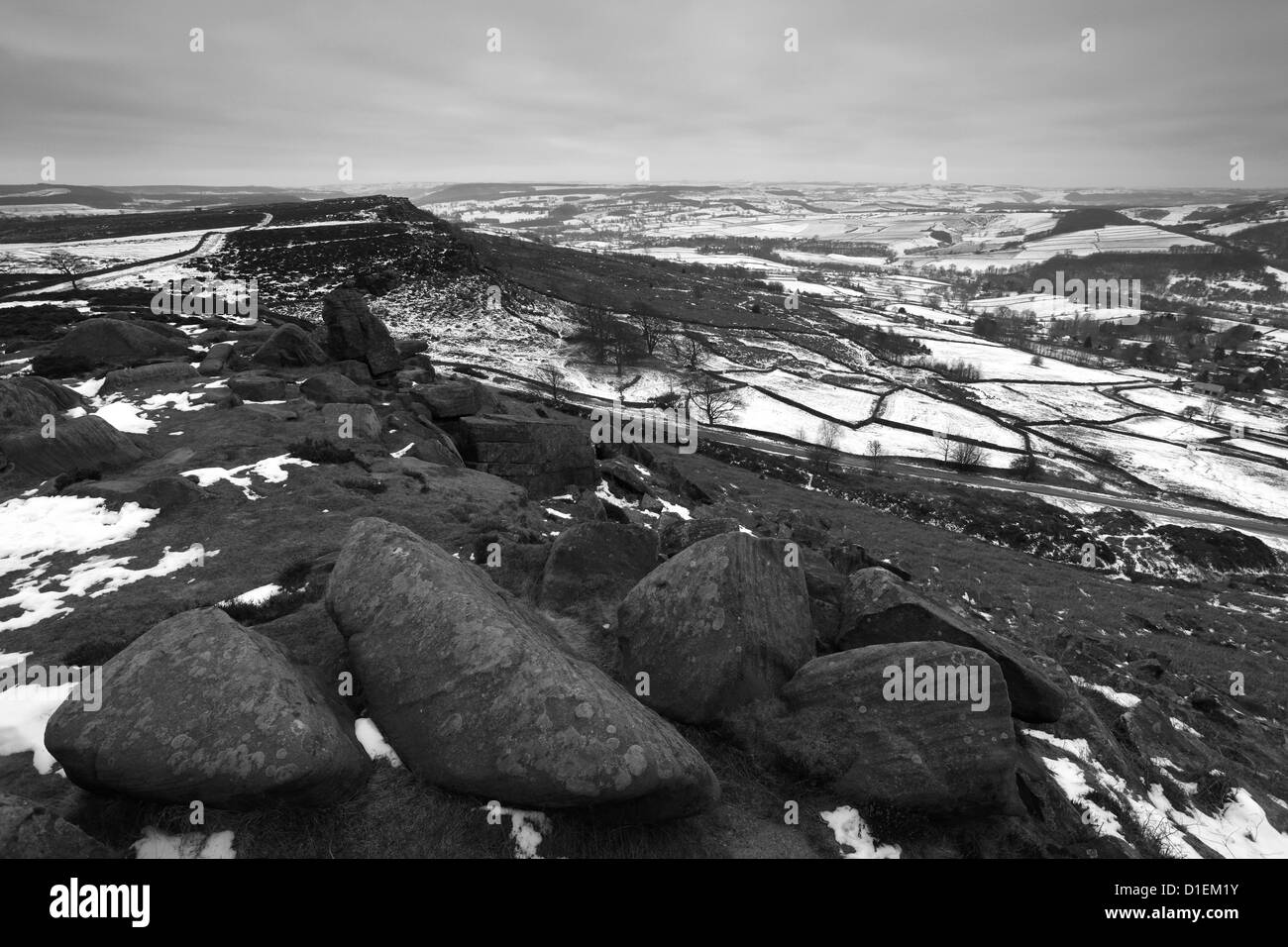 Schwarz / weiß-Panorama-Bild, Winter am Dovestone Tor, Upper Derwent Valley, Peak District National Park, Derbyshire, DEU Stockfoto
