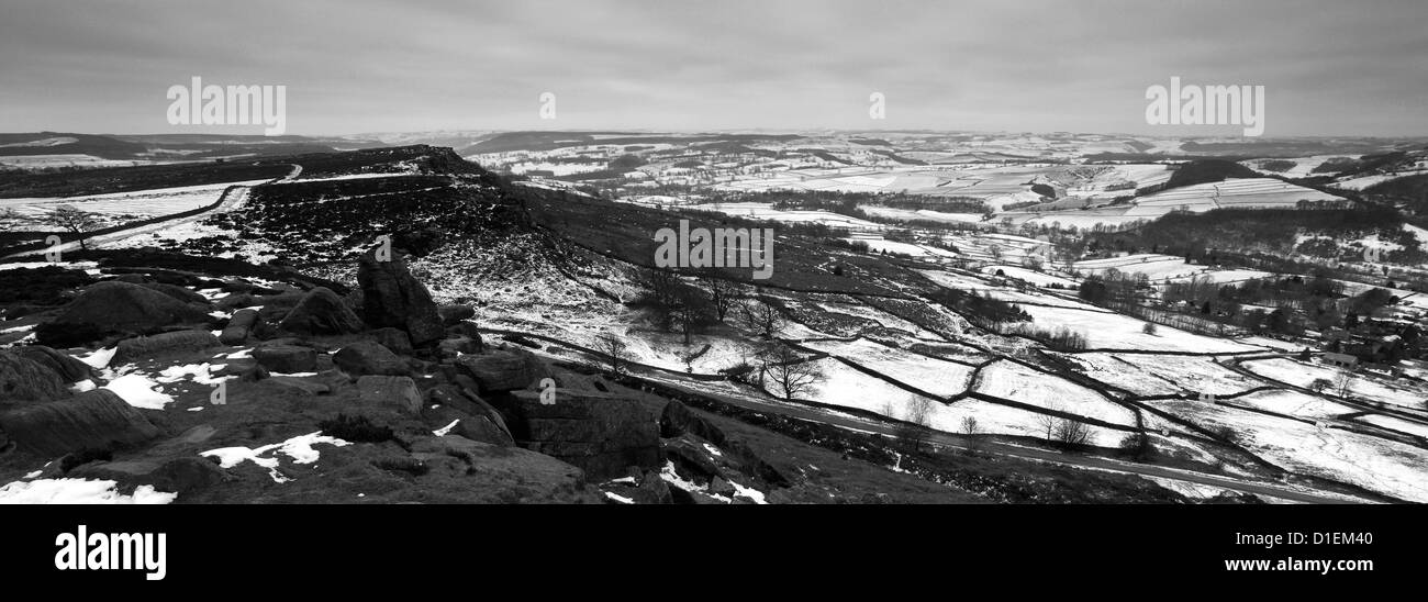 Schwarz / weiß-Panorama-Bild, Winter am Dovestone Tor, Upper Derwent Valley, Peak District National Park, Derbyshire, DEU Stockfoto
