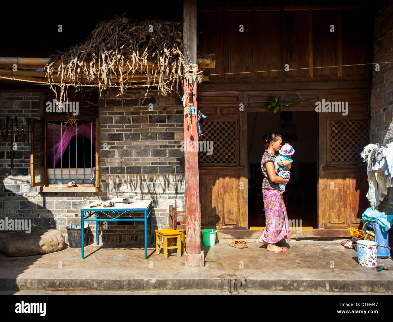 Frau und ihr Kind in Mang Tuan Stockfoto