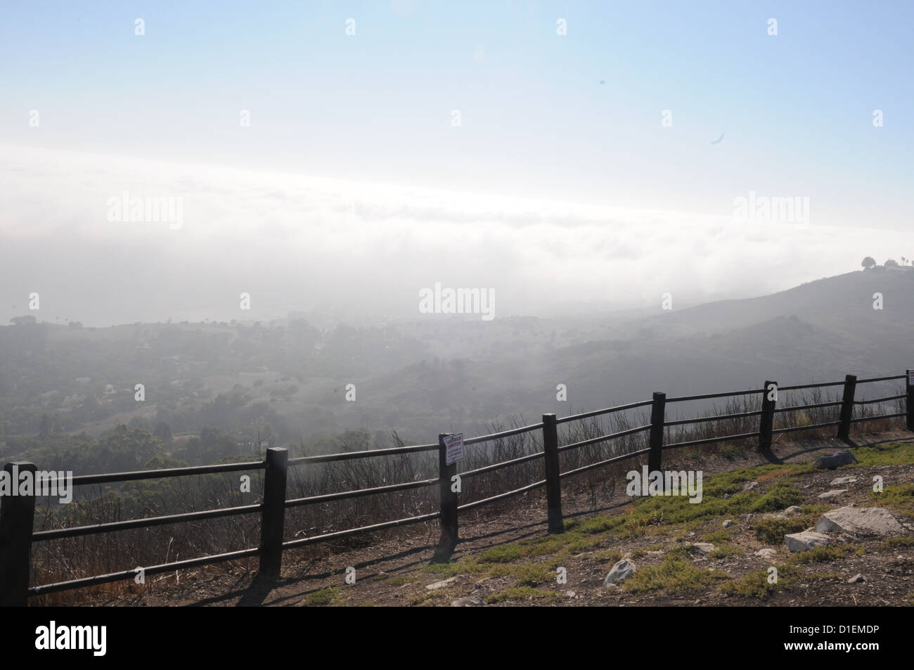 Niedrige Nebel rollt über die Southern California-Berge in der Nähe von Rancho Palos Verdes, in der Nähe von Los Angeles. Stockfoto