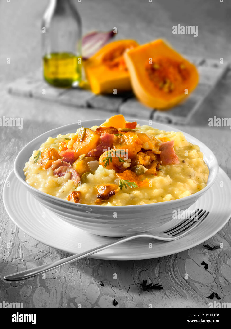 Braten-Butternut-Kürbis auf Safran-risotto Stockfoto