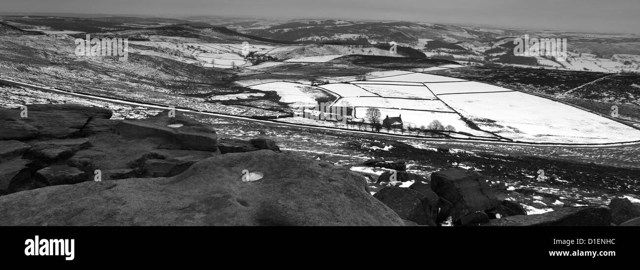 Schwarz / weiß-Panorama-Bild, Winterschnee auf Stanage Edge, Peak District National Park, Grafschaft Derbyshire, England, UK Stockfoto