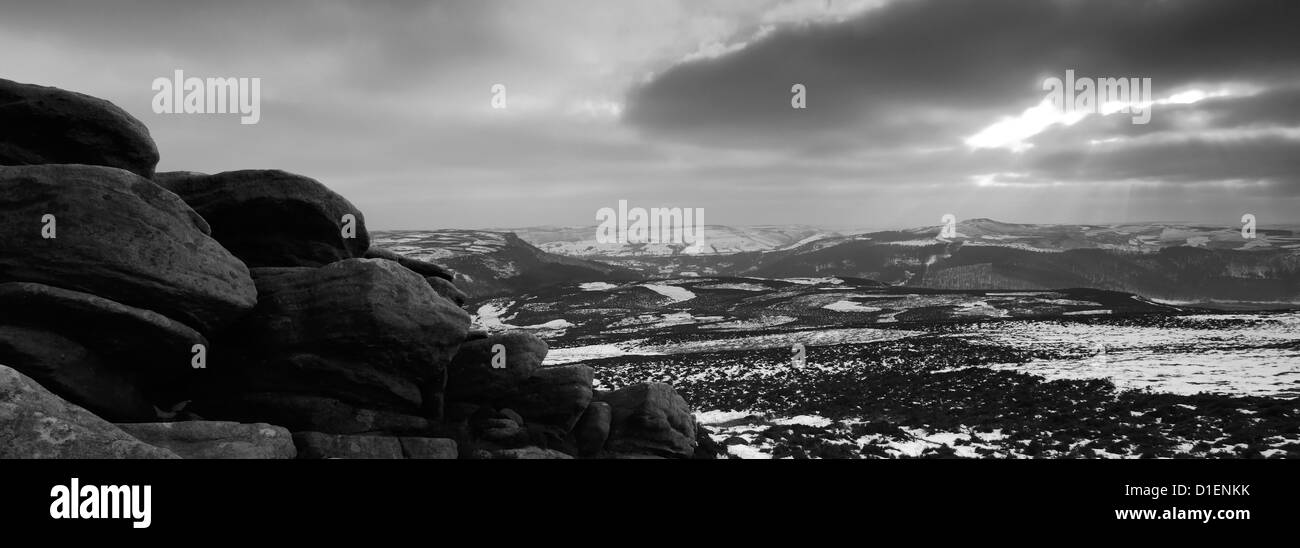 Panorama-Bild, Winter auf den Hurkling Steinen, Derwent Moors, Upper Derwent Valley, Peak District National Park, Derbyshire Stockfoto