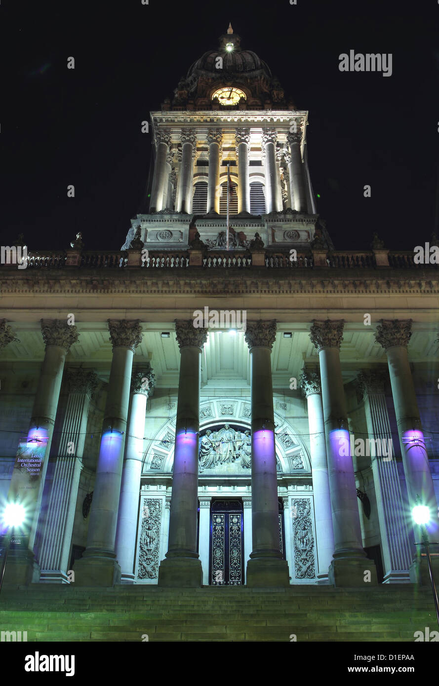 Night-Time-Ansicht der Leeds Rathaus vor dem Eingang Stockfoto