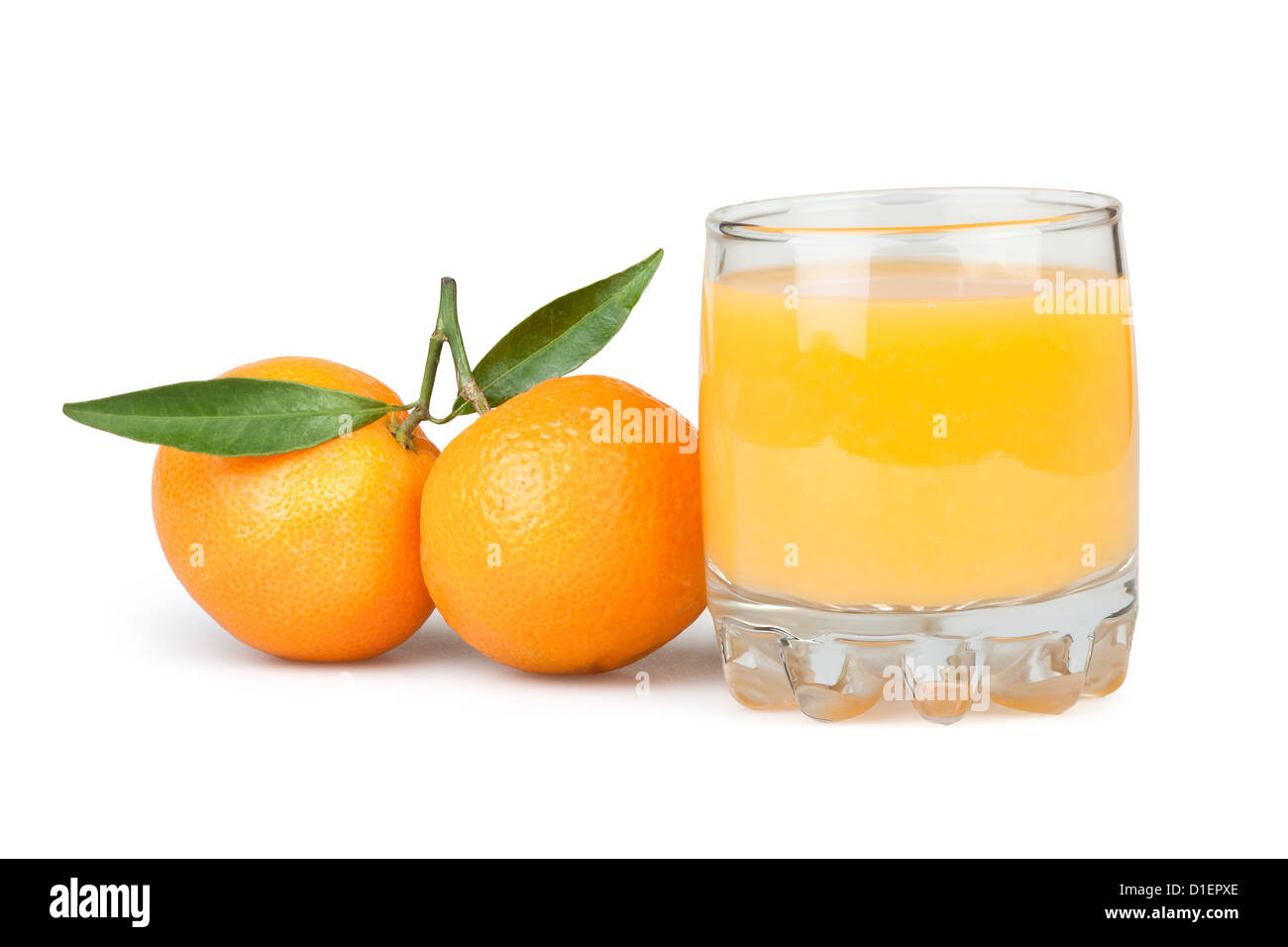 Saft Glas Mandarinen auf weißem Hintergrund Stockfoto